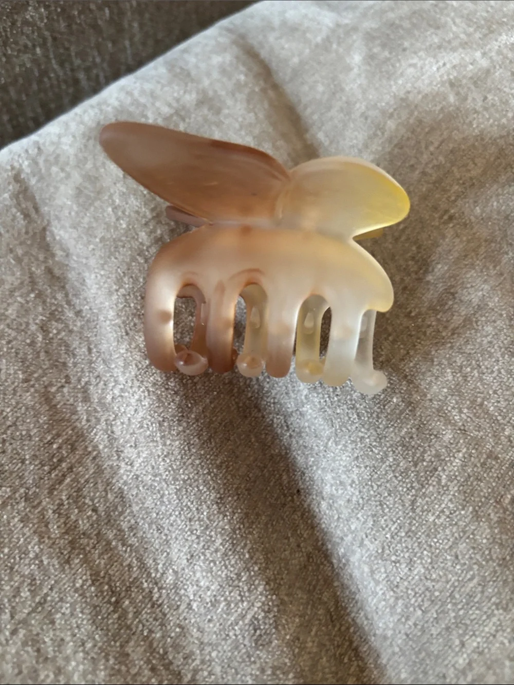 Urban Outfitters Bella Butterfly Claw Clip. NWT. Tan